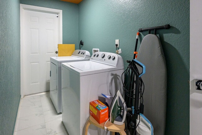 Building Photo - 507 Shore Dr