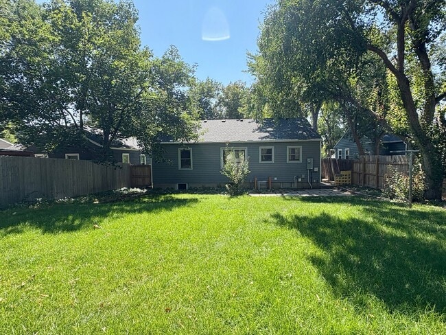 Building Photo - 4 Bedroom 2 Bathroom house