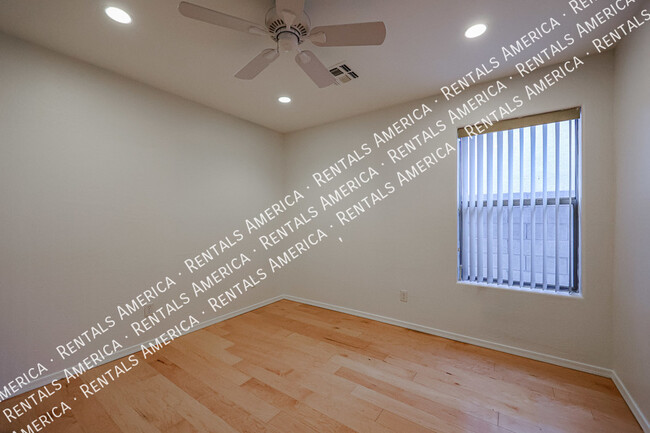 Building Photo - 10844 W Palm Ln