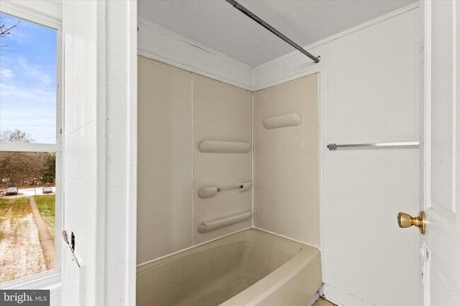 Building Photo - 6 N Main St