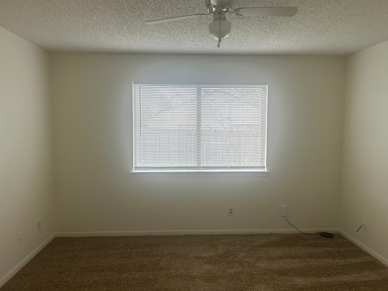 Building Photo - 1611 Mona Dr