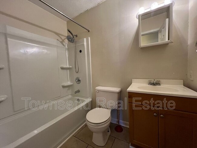 Building Photo - 236 Ramona Dr