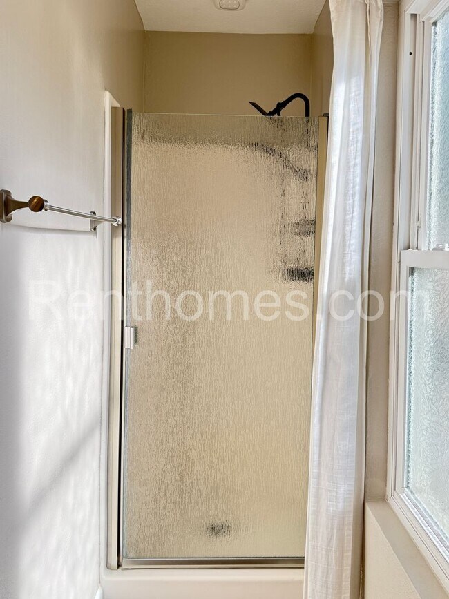 Building Photo - 9911 Ivy St