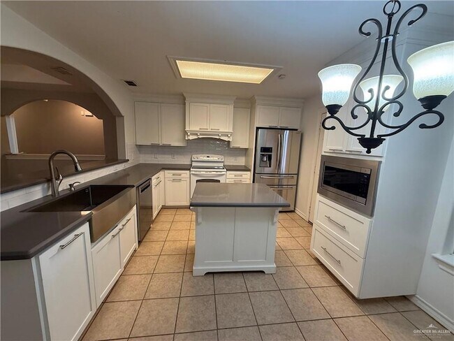 Building Photo - 3836 Frontier Dr