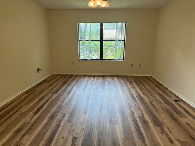 Building Photo - 446 Knollwood Ct