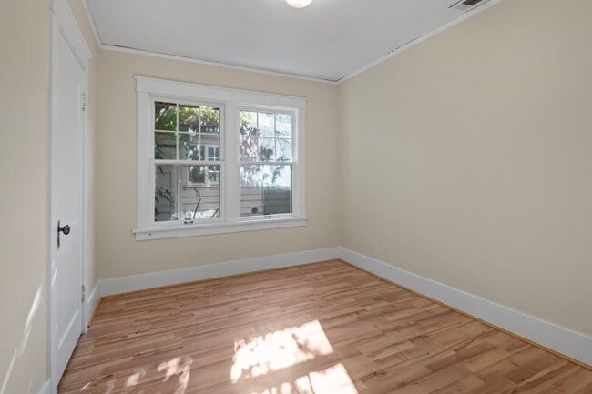 Building Photo - Charming Westside Duplex! Minutes from Dow...