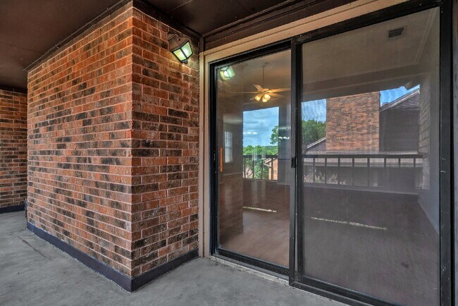 Building Photo - Where Comfort Meets Everyday Luxury!