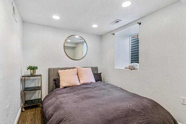 Building Photo - $2,595, 3-bed, 2-bath, located in Denver w...