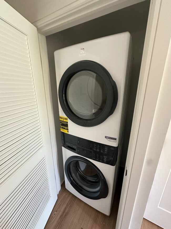 Building Photo - 615 W Peace St