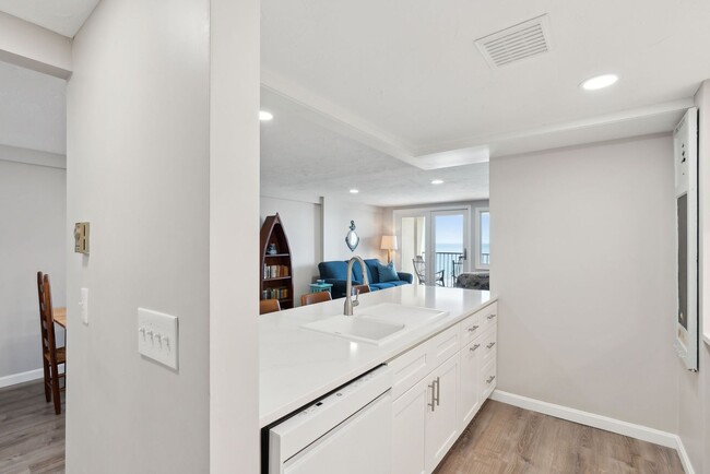 Building Photo - Fully Furnished Oceanfront 2 bed/2 bath