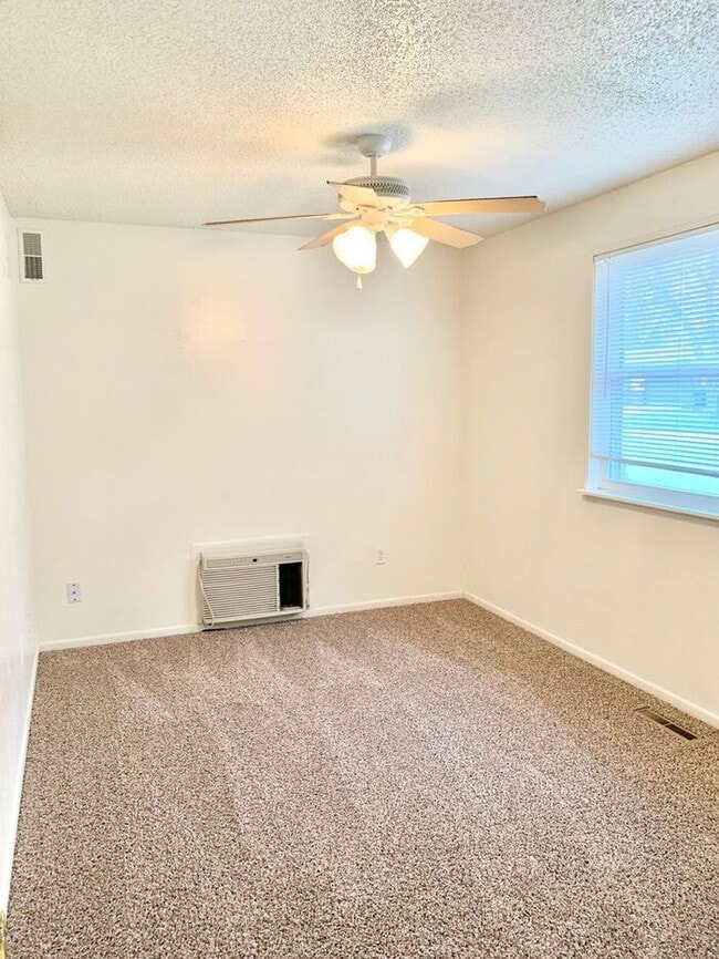 Building Photo - Spacious 3 Bedroom 2 Bath Ranch Style Home...