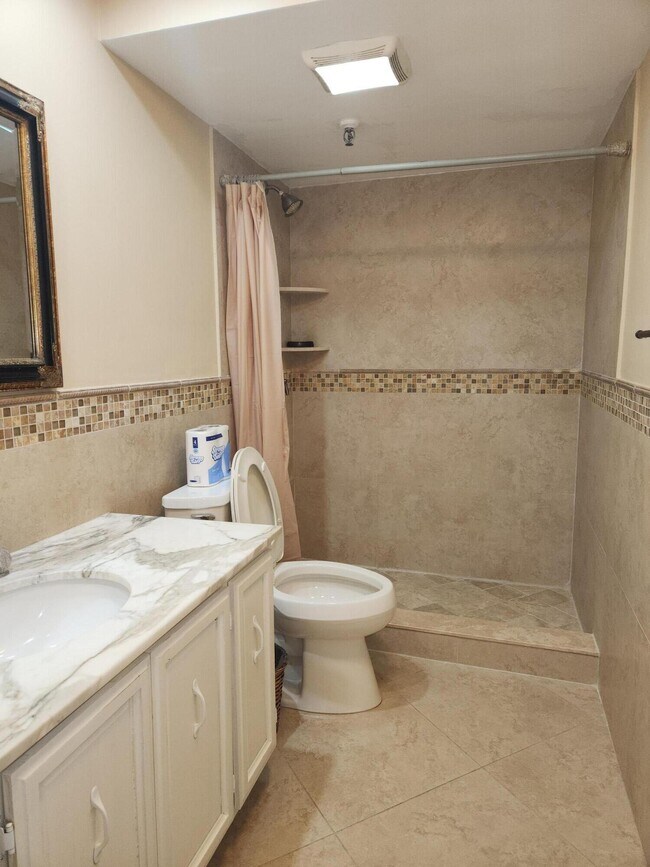 Building Photo - 899 Jeffery St