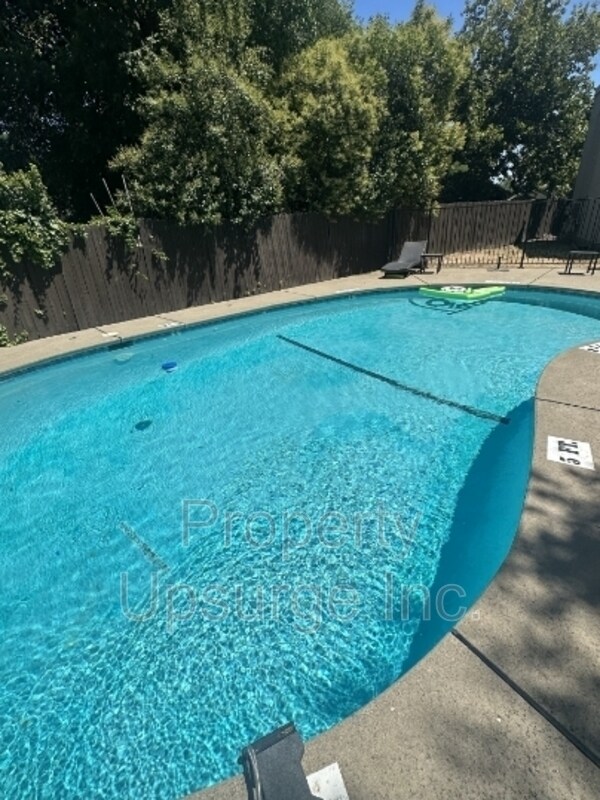 Building Photo - 330 Bird St