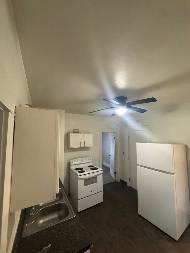 Building Photo - 2833 E 127th St