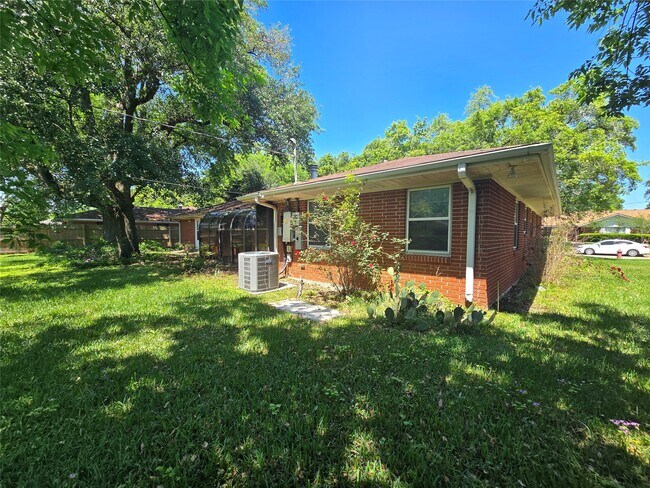 Building Photo - 801 Rosewood Dr