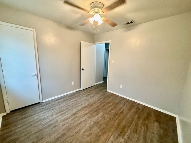 Building Photo - 413 Freestone Dr