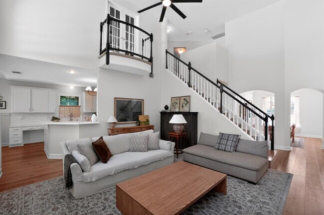 Building Photo - 300 N Carriage Hills Dr
