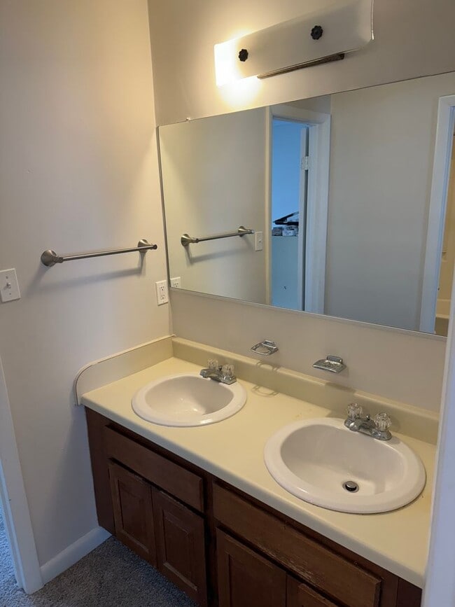 Building Photo - Beautiful townhome convenient to schools, ...