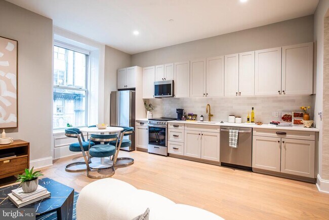 Building Photo - 200 S Broad St