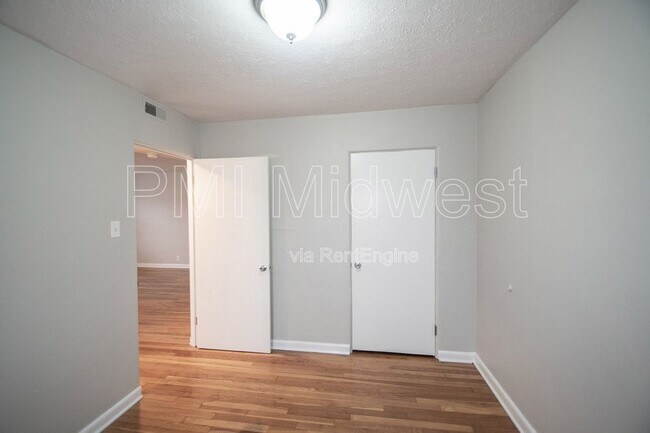 Building Photo - 140 E 19th St