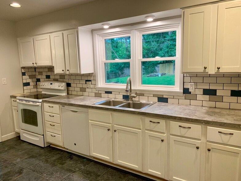 Kitchen - 3166 S Parkview Ave