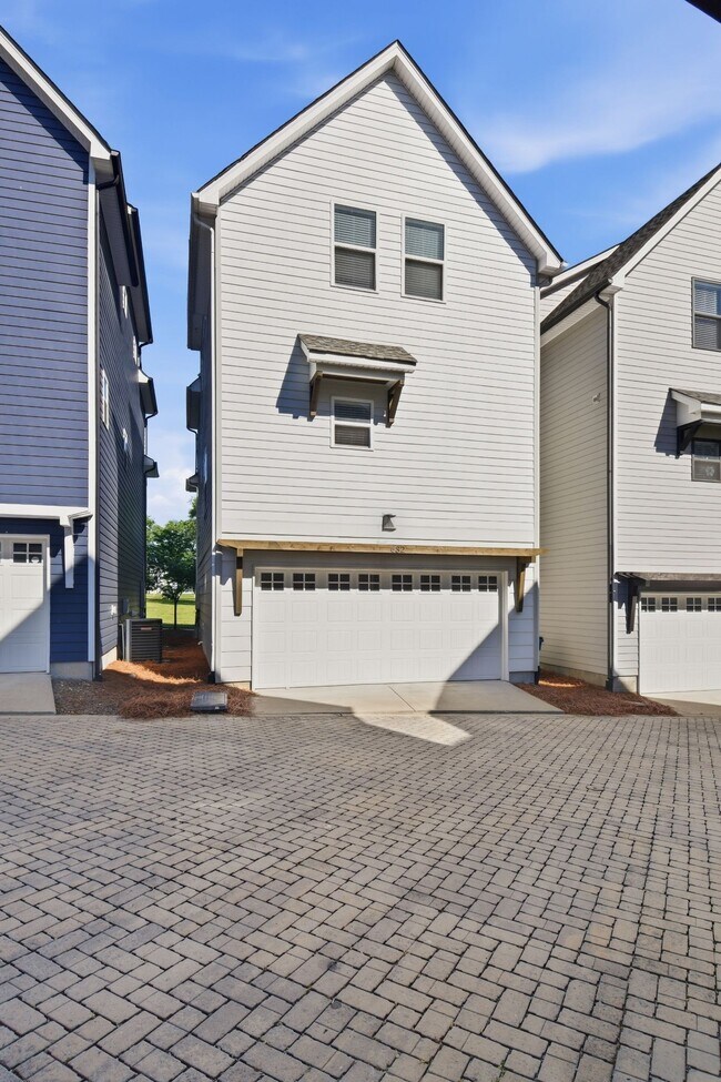 Building Photo - 632 Parkvue Pl Dr
