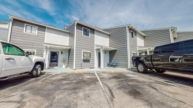 Building Photo - Unfurnished 2 Bedroom Townhome Near the Be...