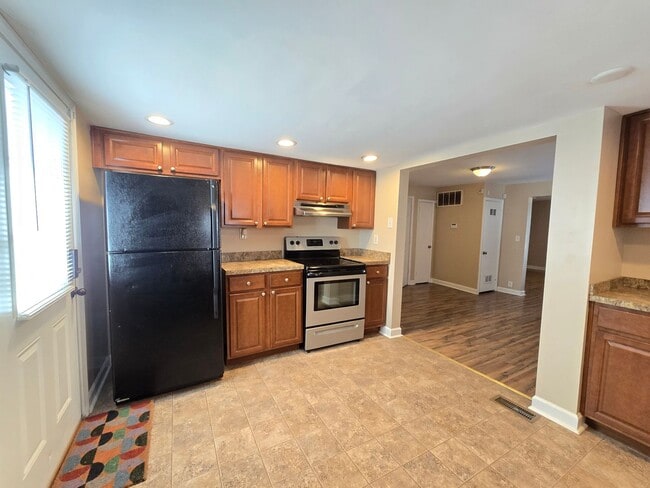 Building Photo - Charming 3 Bedrooms, 2 Full Bathroom Home!...
