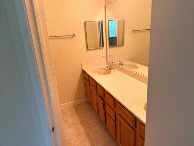 Building Photo - 2831 Lakefield Way