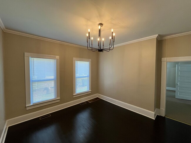 Building Photo - Newly Renovated 2 Bedroom Bungalow!!!