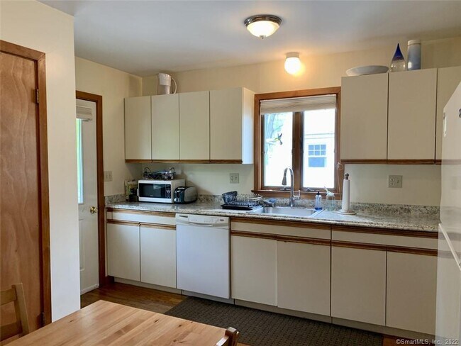 Building Photo - 31 Oenoke Pl