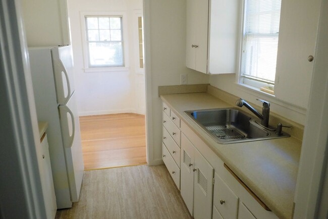 Building Photo - AVAILABLE FOR SUMMER OR FALL 2026 MOVE IN. APPLICATION DETAILS BELOW.