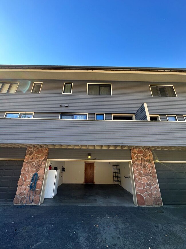 Building Photo - 3 Bedroom, 3.5 Bath Open Floor Plan Townhome