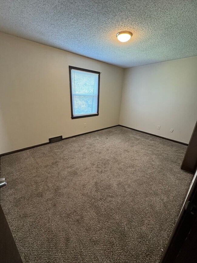 Building Photo - 311 Hawthorne Ct