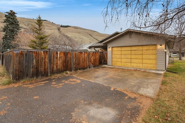 Building Photo - Great 3br Home Near UM Available ASAP