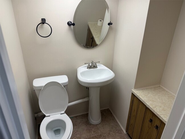 Building Photo - 17 Dover Dr