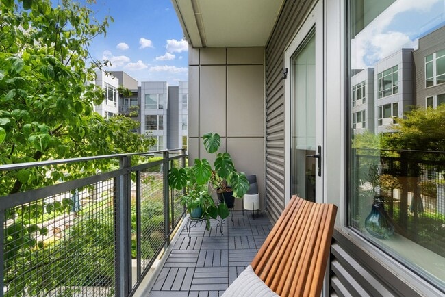 Building Photo - 2 Bed, 2 Bath Bright & Modern Condo in the Pearl District - Now Available!