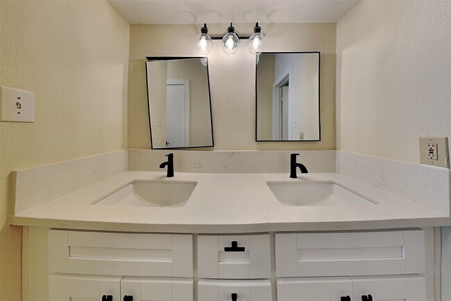 Building Photo - 2100 Tanglewilde St