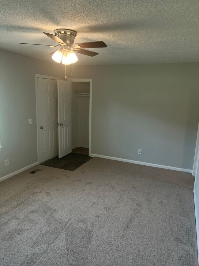 Building Photo - 2413 Shawnee Dr