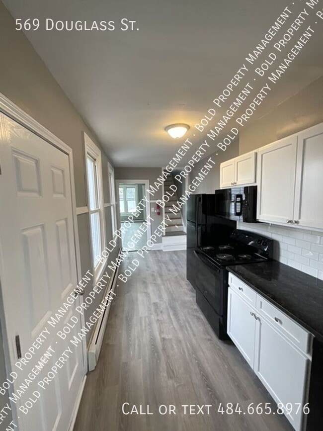 Building Photo - 569 Douglass St