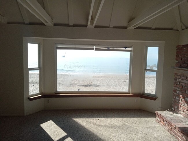 Building Photo - Fabulous 3 bedroom 2 bath tri-level home w...