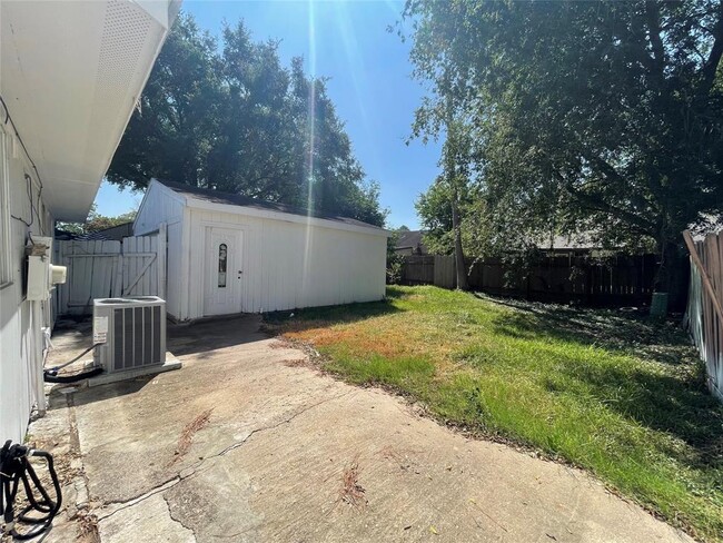 Building Photo - 13911 Cravenridge Dr