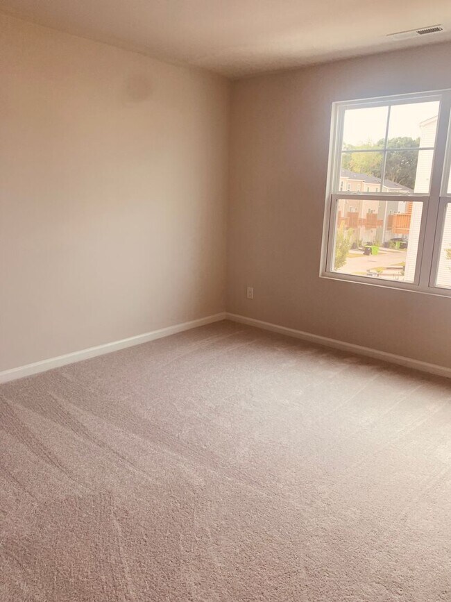 Building Photo - BRAND NEW TOWNHOME! 2 CAR GARAGE. SCREENED...