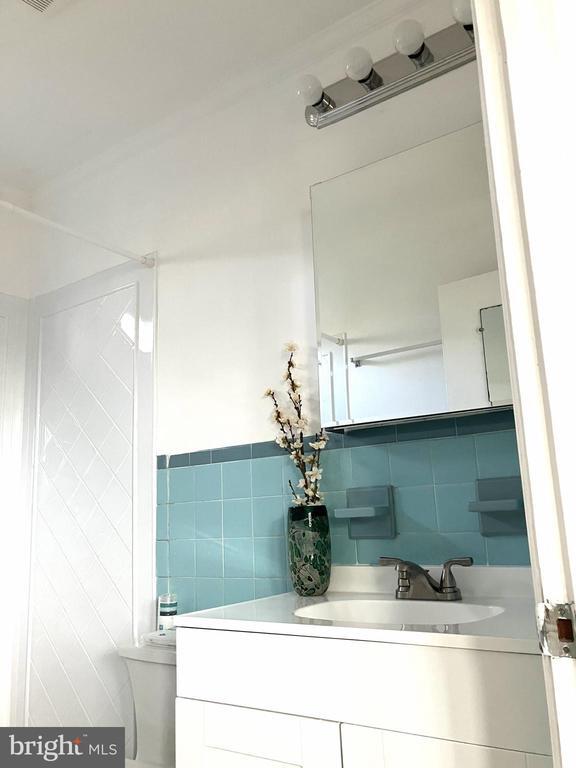 Building Photo - 131 N Main St