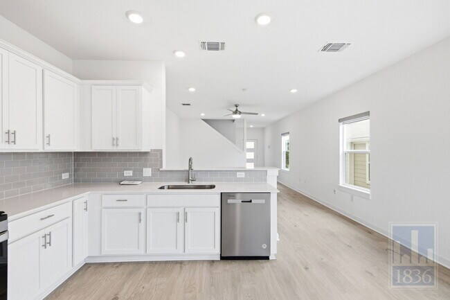 Building Photo - 10925 Tildon Ave
