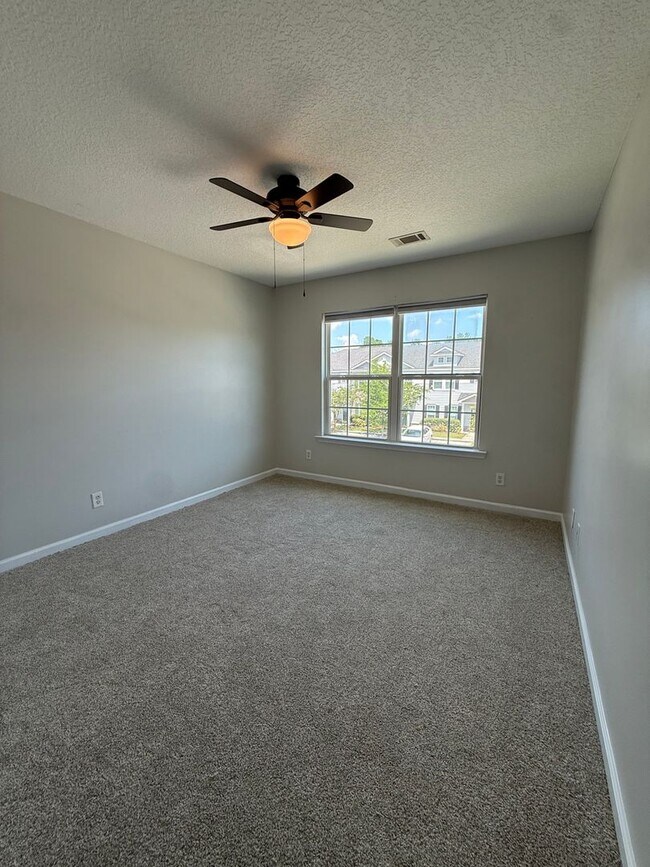 Building Photo - 107 Ventura Pl