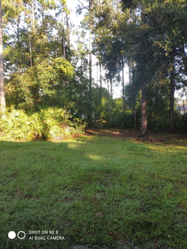 Building Photo - 3/2/2 House with screened in porch, on a c...