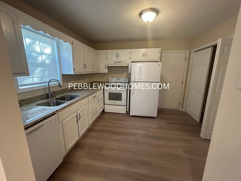 Building Photo - 2599 Candler Way SW