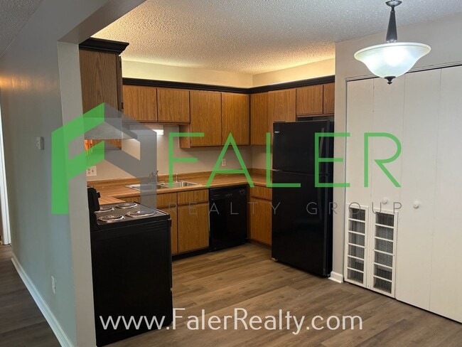 Building Photo - Spacious 2nd Floor Condo