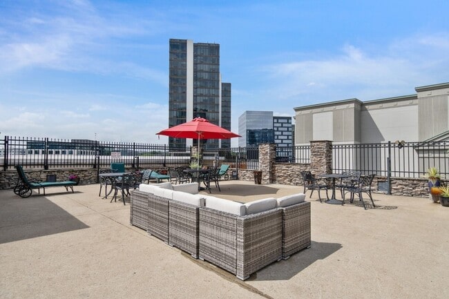 Building Photo - Penthouse-level 1 bed / 1 bath Condo at Bristol on Broadway